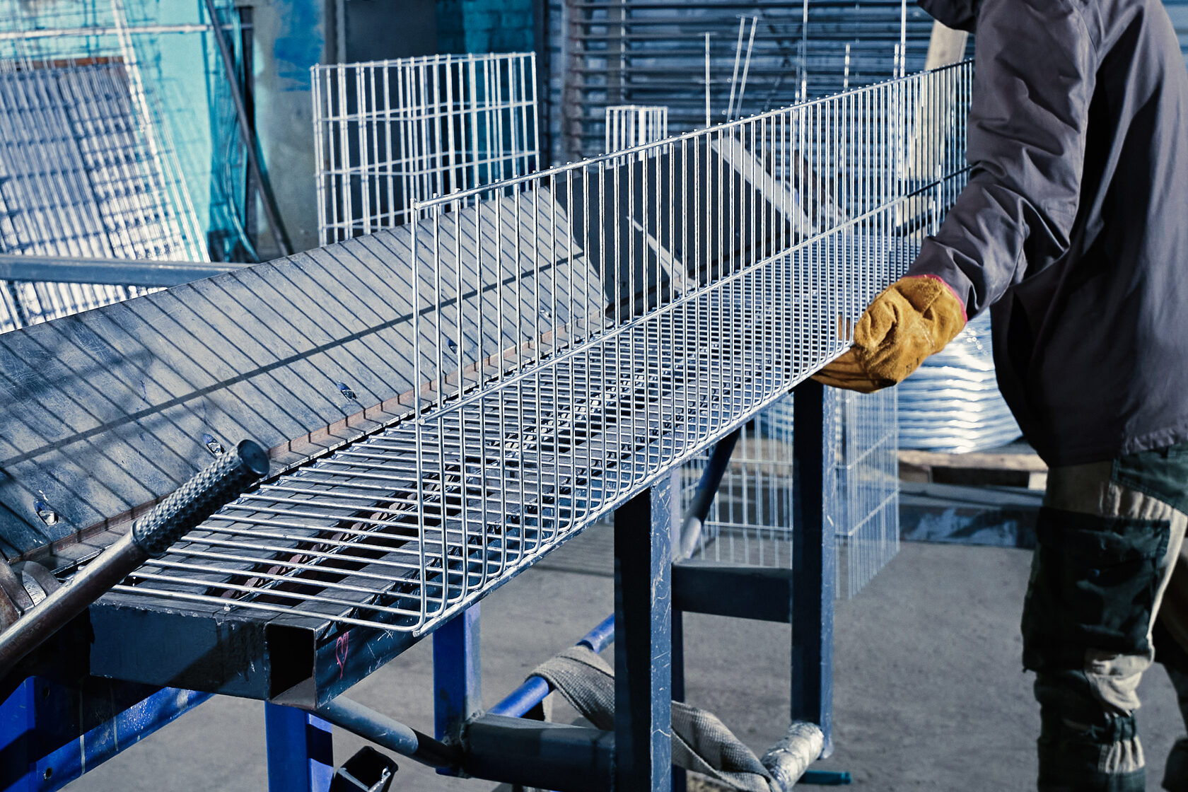 Сварная сетка в рулонах: пример поставки и раскатки